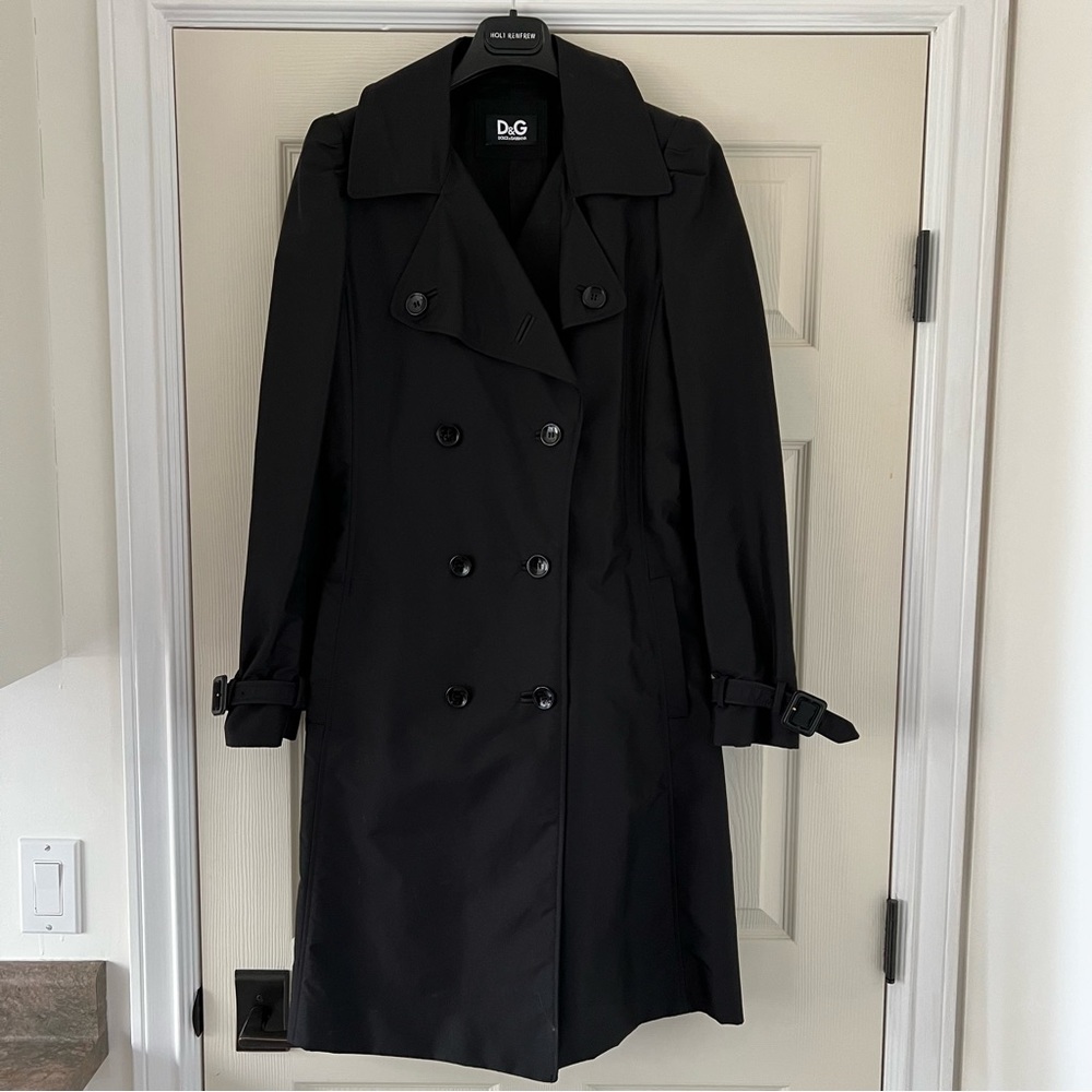 Elegant belted Trenchcoat by Dolce & Gabbana. Like new. Length 40 inches. Black